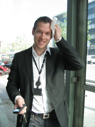 IMG_4910 - HP Mattias sprang in i en parkeringsskylt....JPG