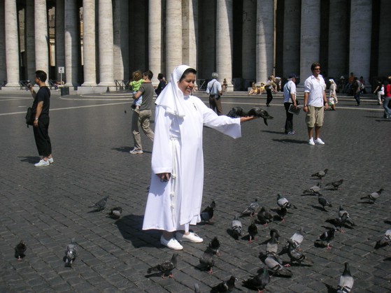 2004-07-11. Nun is feeding the birds at the Vatican (rom, italy).jpg
