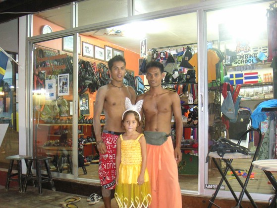 2005-02-21. Me, Tuva and Nut (railay beach, thailand).JPG